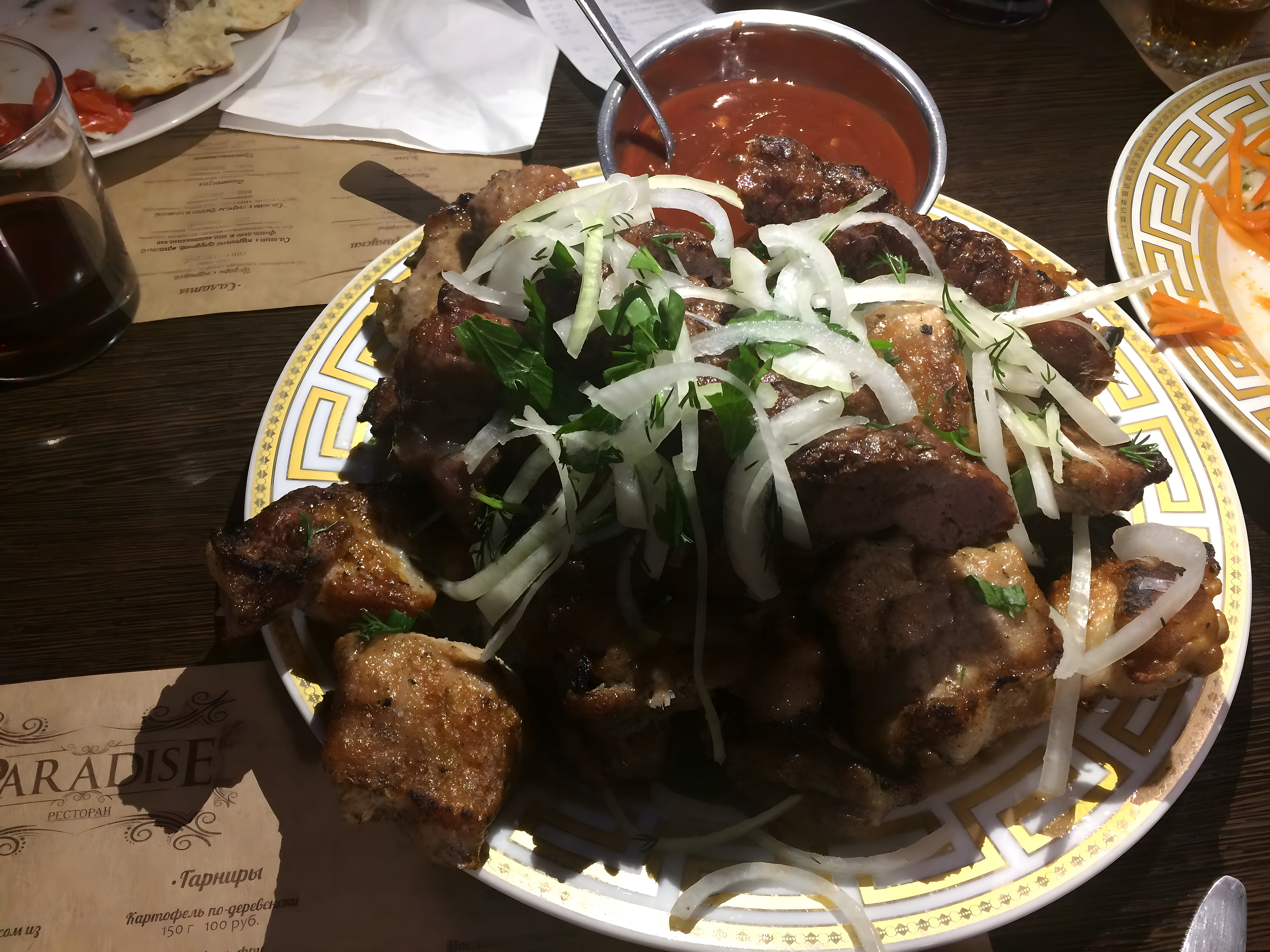 Шашлык с маринованным луком на тарелке